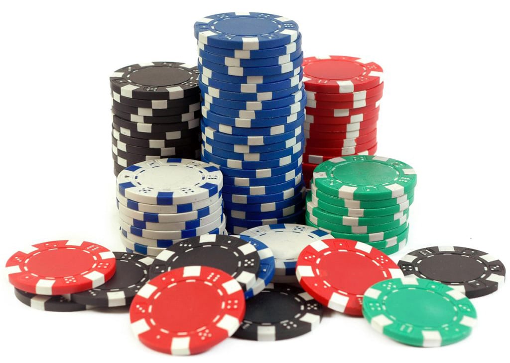 Các cọc chip poker nhiều màu xếp chồng lên nhau