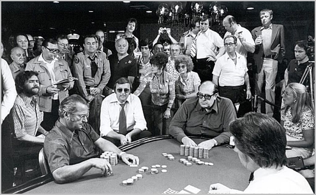 Ảnh tư liệu đen trắng phong cách bàn thi đấu poker cổ điển, gợi nhớ giai đoạn poker bắt đầu lên truyền hình thập niên 1970